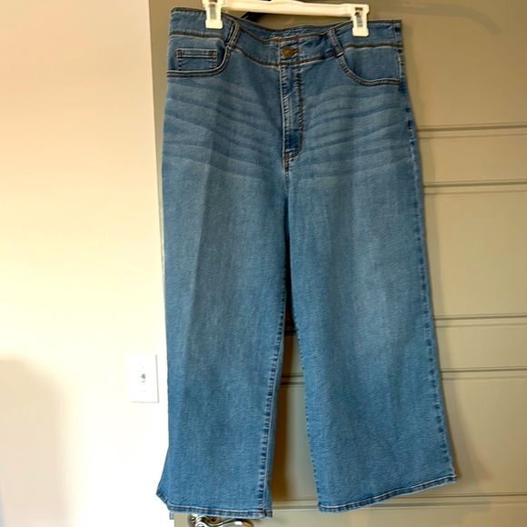 Gloria Vanderbilt Tummy Control Wide Leg Cropped Jeans; Size 14 - Picture 2 of 6